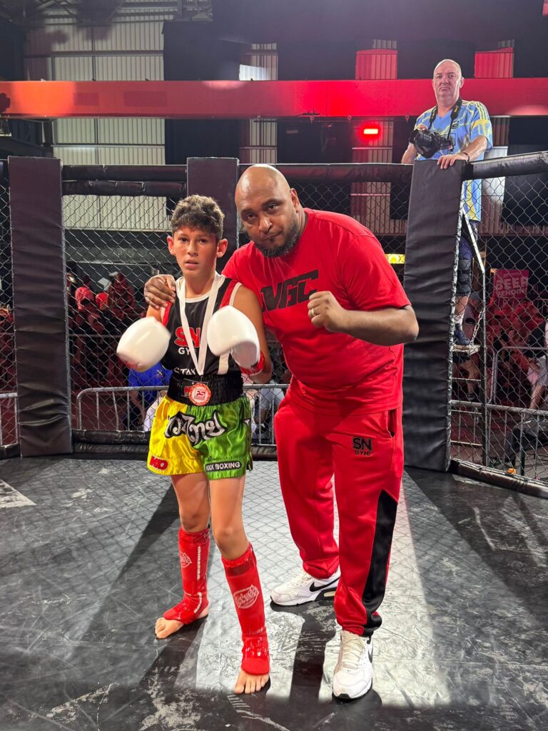 Ibrahim with headcoach Khru Sam Nankani at the Mortimier K-1 in the ring